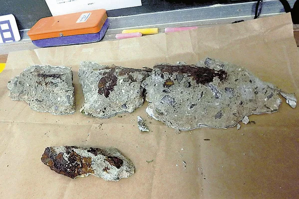 落下したコンクリート片(鳥栖市教育委員会提供)