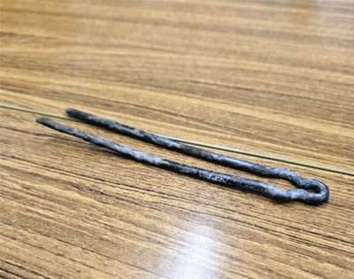 児童が怪我をした釘(足立区提供)