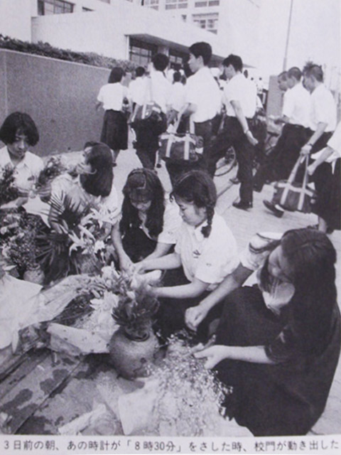 正門前に花を捧げる生徒 (1990年7月9日)